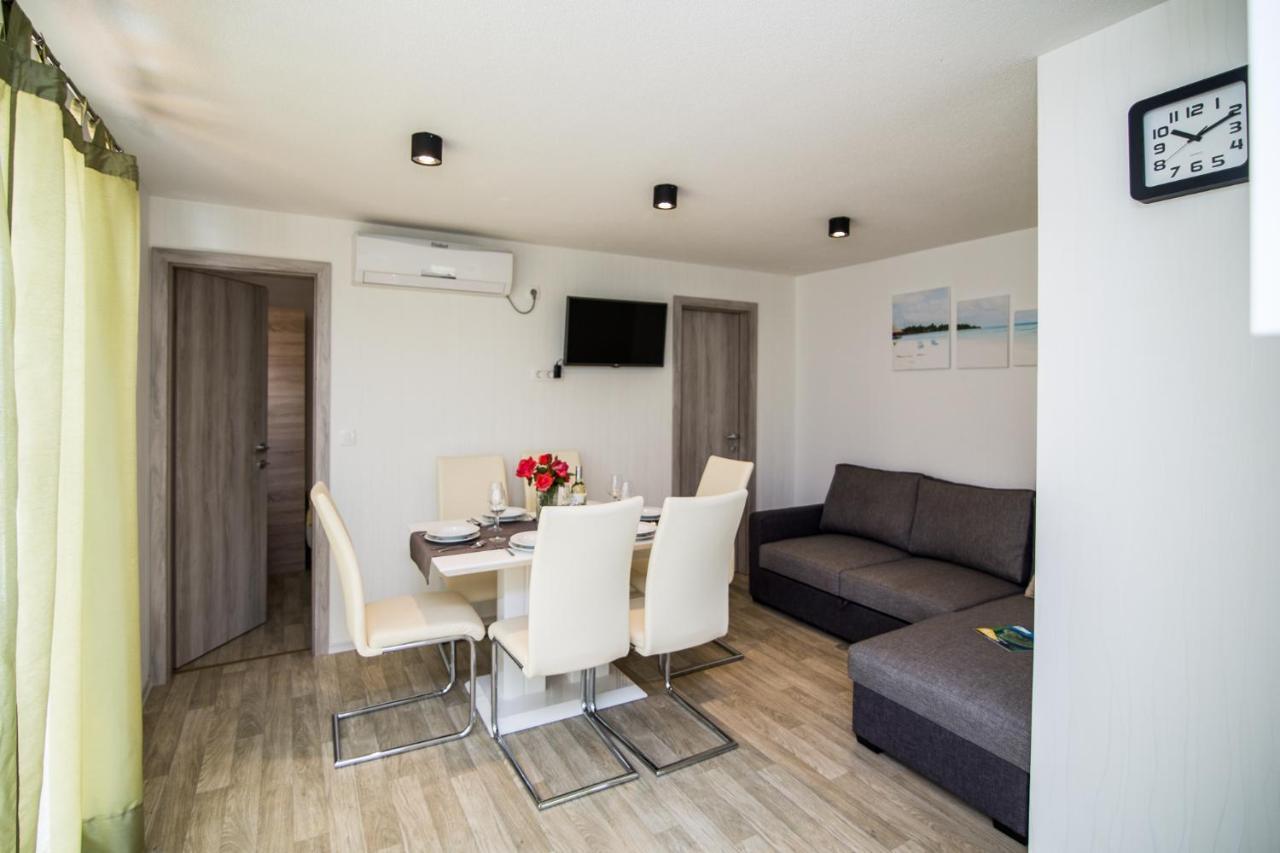 Mobile Homes Pine Tree Dobropoljana Экстерьер фото